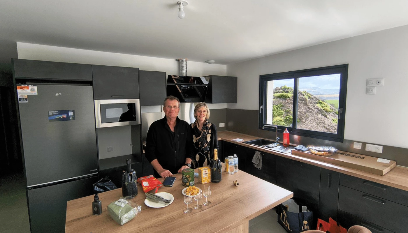 Une cuisine pas rangée, un sourire immense, une maison qui ressemble à son propriétaire