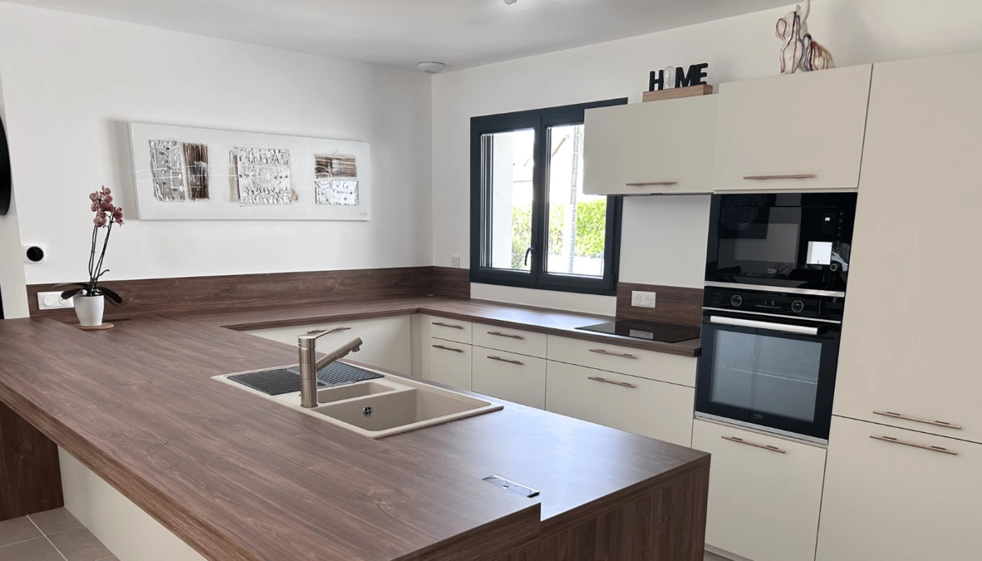 Inspiration cuisine ouverte : l’aménagement réussi d’un plain-pied dans la Marne