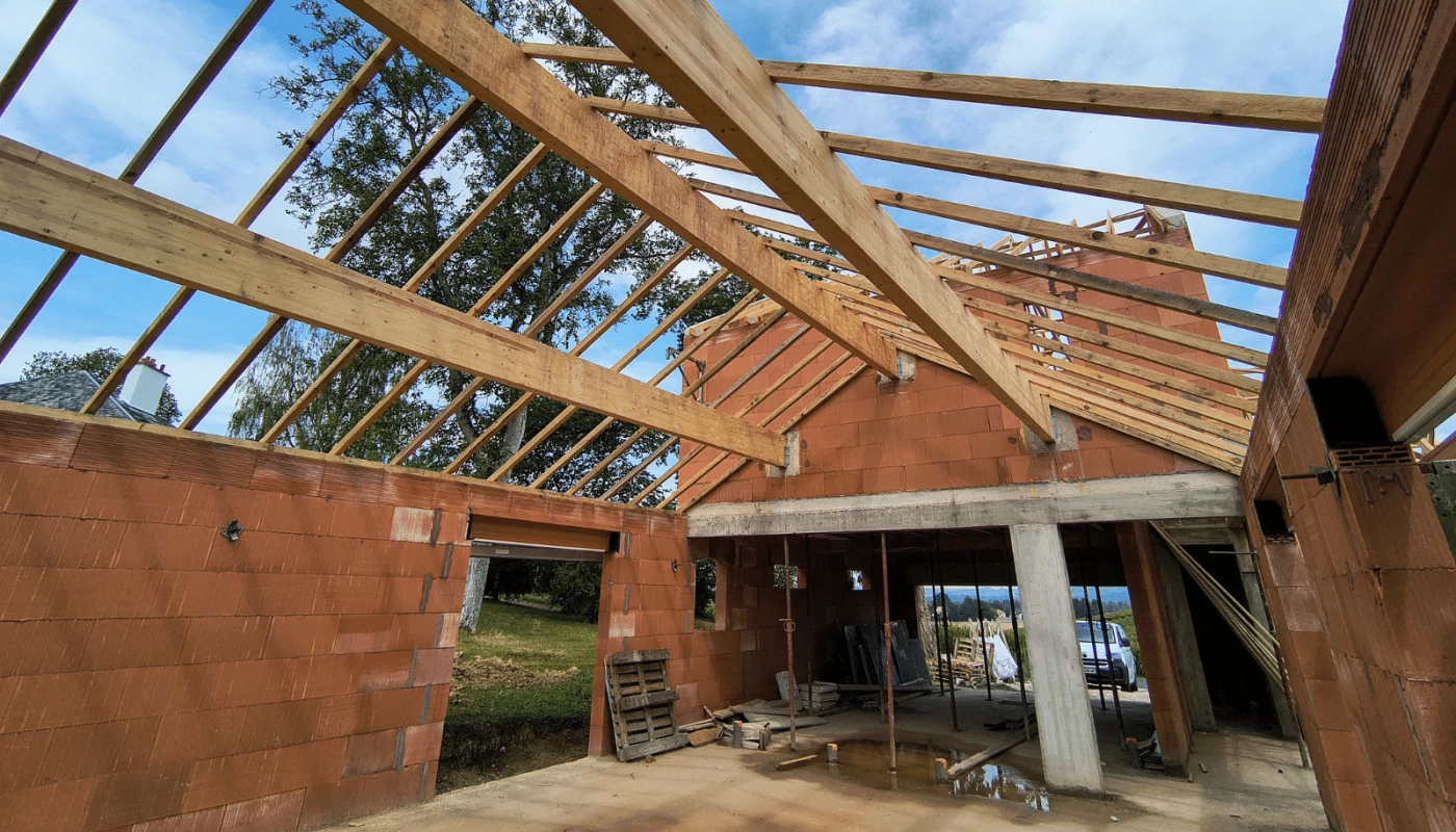 Sous les tuiles : pourquoi la charpente est la véritable héroïne de votre future maison