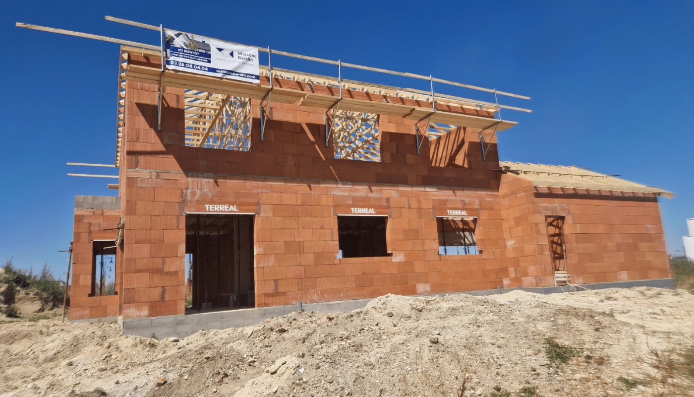 Comment une construction brute devient une maison chaleureuse : notre chantier à Champigny